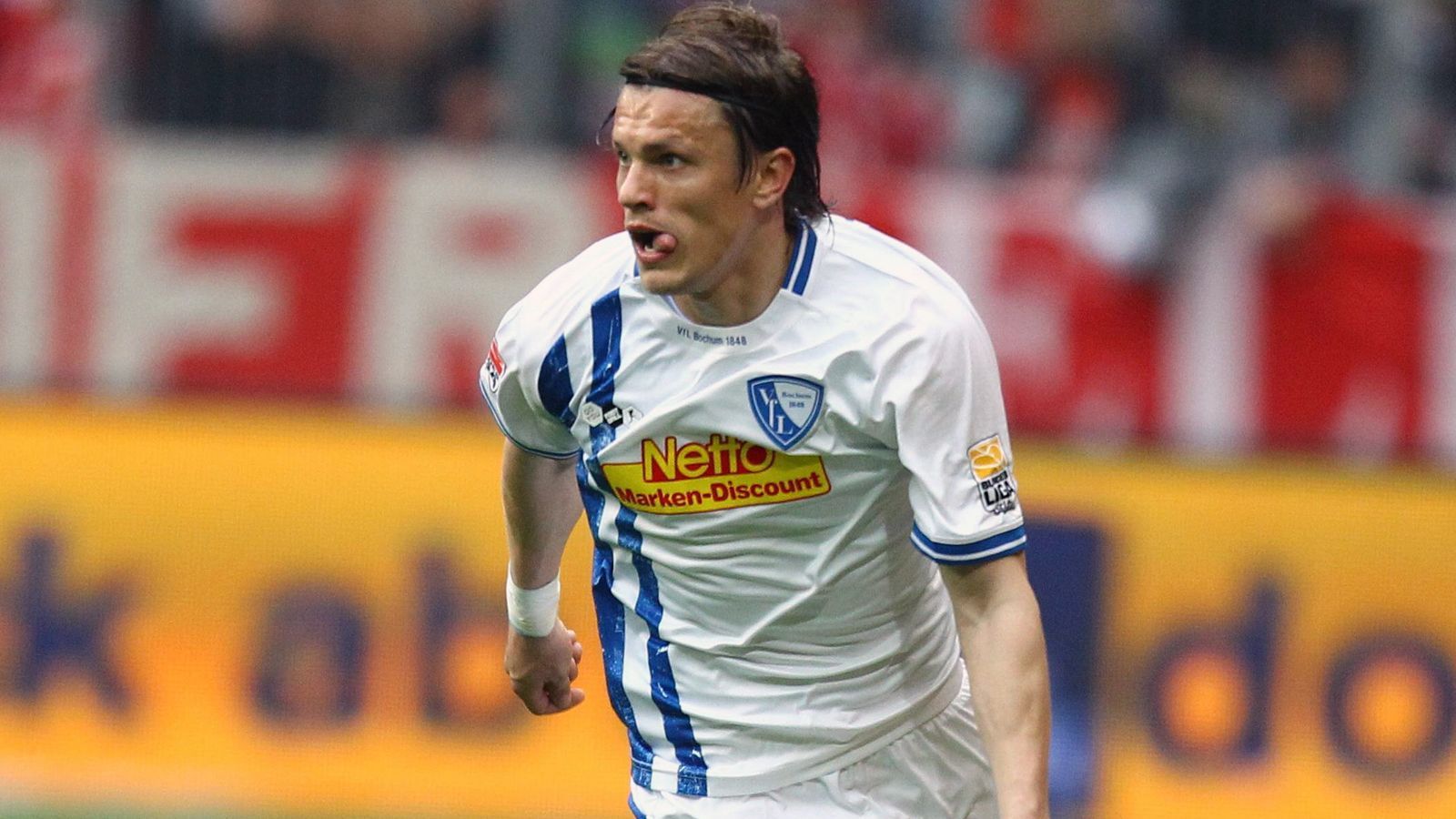 
                <strong>Einwechselspieler: Zlatko Dedic</strong><br>
                In der 61. Minute durfte mit Stürmer Zlatko Dedic der dritte Joker der Bochumer in diesem enttäuschenden letzten Bundesliga-Spiel der Saison 2009/10 aufs Feld. Der Slowene war zum damaligen Zeitpunkt, ähnlich wie Sestak, für seine Geschwindigkeit bekannt und gefürchtet, blieb jedoch gegen Hannover wirkungslos. Zumindest in seinen Bundesliga-Einsätzen zuvor konnte Dedic fünf Saisontreffer erzielen und war damit vereinsintern sogar der zweitbeste Torschütze. Nach dem Abstieg machte der damals 24-Jährige bei Bochum weiter und lief noch bis 2011 für den Klub auf. Nach zahlreichen, weiteren Stationen spielte der mittlerweile 36-Jährige bis zum Ende der Saison 2020/21 in Österreich bei der WSG Tirol.
              