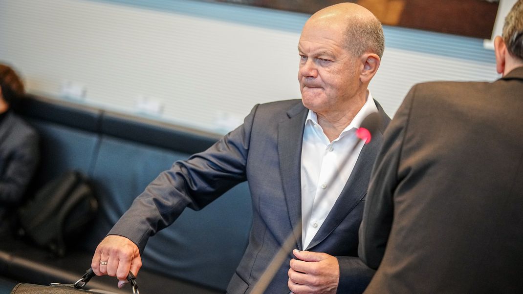 24. September 2024, Berlin: Bundeskanzler Olaf Scholz (SPD) nimmt an der Sitzung der SPD-Bundestagsfraktion teil.