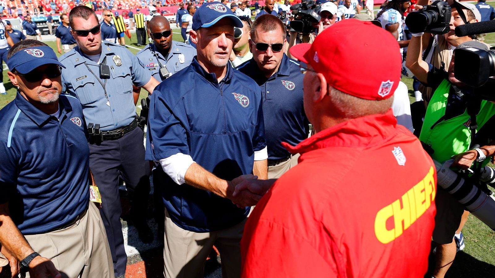 
                <strong>Titans sind der Angstgegner von Andy Reid </strong><br>
                Für Andy Reid, den Head Coach der Kansas City Chiefs, sind die Tennessee Titans der absolute Angstgegner. Neun Mal traf er mit seinen Mannschaften auf die Franchise aus Nashville. Nur eines der Spiele konnte er gewinnen. Die übrigen acht Partien endeten allesamt mit einer Niederlage. Der Trainer weiß also wovon er spricht, wenn er sagt: "Uns erwartet gegen Tennessee eine große Herausforderung." Immerhin bringt Reid genügend Erfahrung mit: Er steht nun bereits zum siebten Mal als Head Coach in einem Conference Championship Game – der dritthöchste Wert der NFL seit dem Jahre 1970.
              