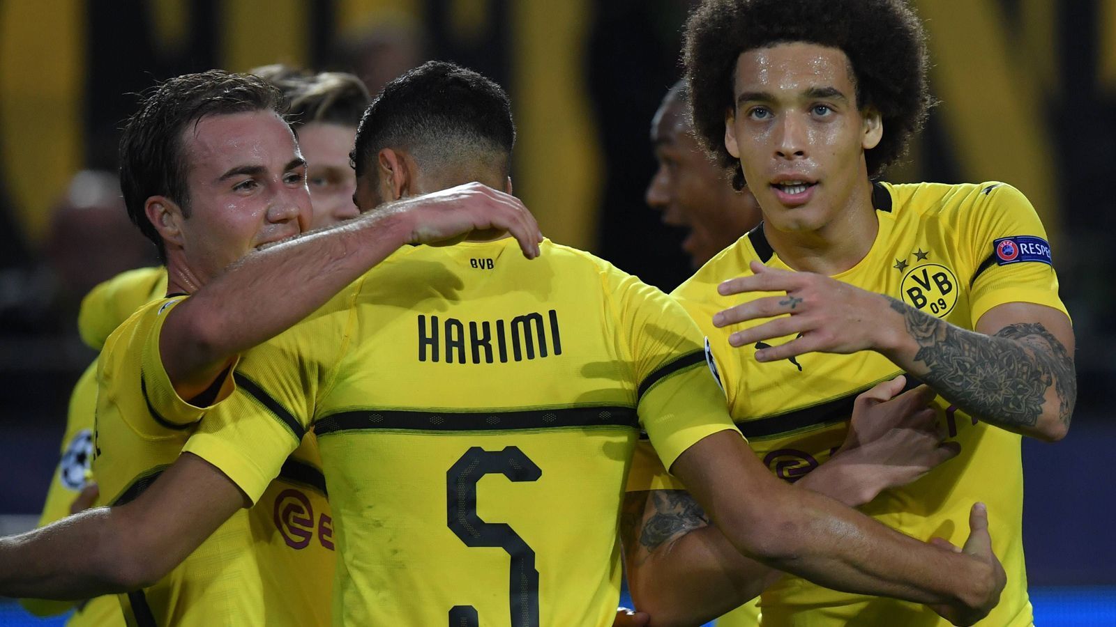 
                <strong>Bundesliga-Klubs in der Champions League</strong><br>
                Die vier Bundesliga-Vereine schneiden in der Vorrunde der Gruppenphase der Champions League bisher stark ab. Allen voran Borussia Dortmund. Der BVB gewinnt alle drei Spiele zu null und steht genauso bereits mit einem Bein im Achtelfinale wie Bayern München. Der Rekordmeister holt sieben Punkte und empfängt noch AEK Athen und Benfica Lissabon im eigenen Stadion. Auch Schalke 04, das ebenfalls noch unbesiegt ist, hat bei noch zwei ausstehenden Heimspielen beste Chancen auf die K.o.-Runde. Dagegen ist die TSG Hoffenheim unter Druck. Bei einer Niederlage im Rückspiel in Lyon ist das Aus besiegelt, wenn auch ManCity das Parallelspiel gewinnt. Auf alle Fälle haben aber die Kraichgauer gute Aussichten, zumindest in der Europa League zu überwintern.
              