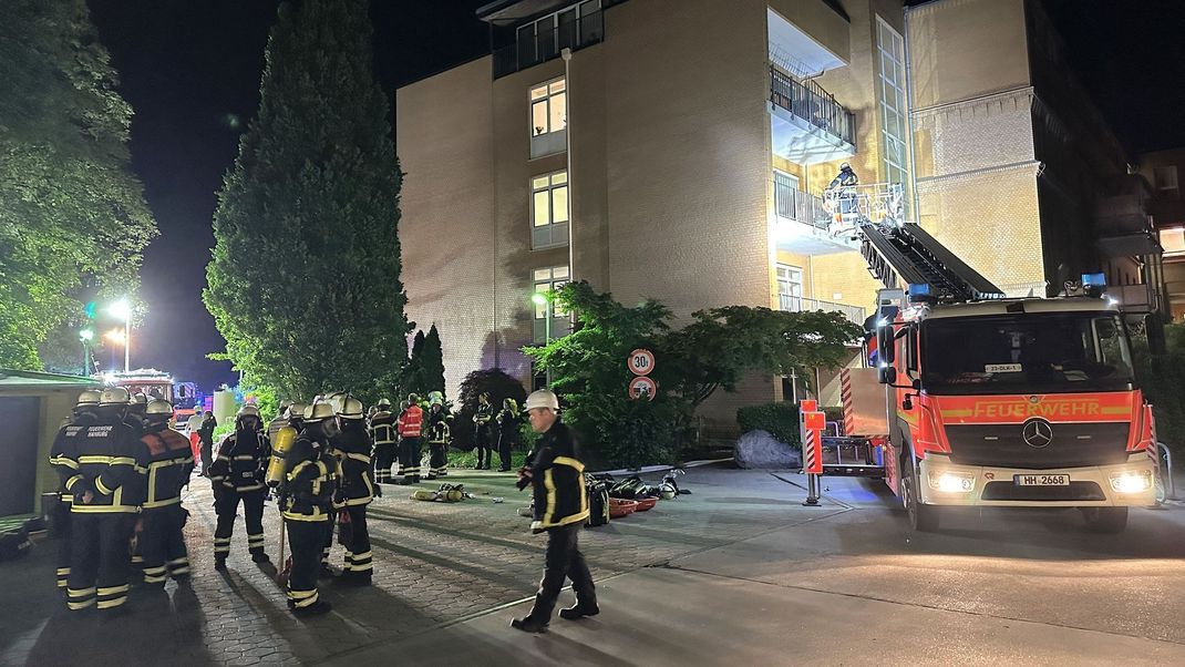 Einsatzkräfte in Hamburg versuchen in der Nacht den Flammen Herr zu werden.