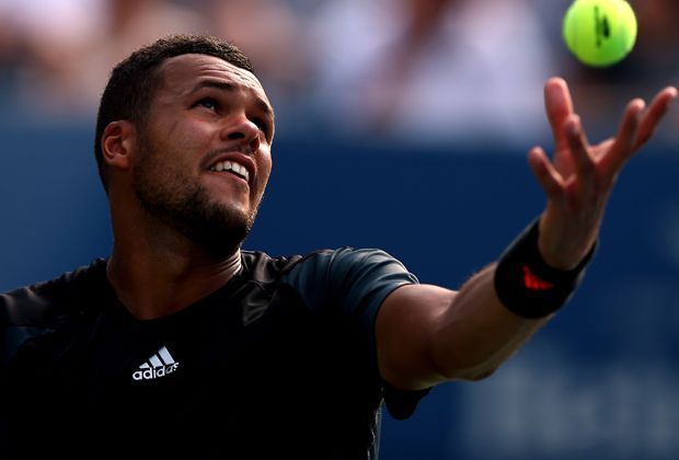 
                <strong>Frankreich: Jo-Wilfried Tsonga </strong><br>
                Tsonga hat in diesem Jahr nur das Masters in Toronto gewonnen. Bei den US Open unterlag er Andy Murray im Achtelfinale. Dennoch ist die Nummer zwölf der Welt mit seinem kraftvollen Stil sicherlich in der Lage, zwei Punkte im Einzel für die Franzosen zu holen. 
              