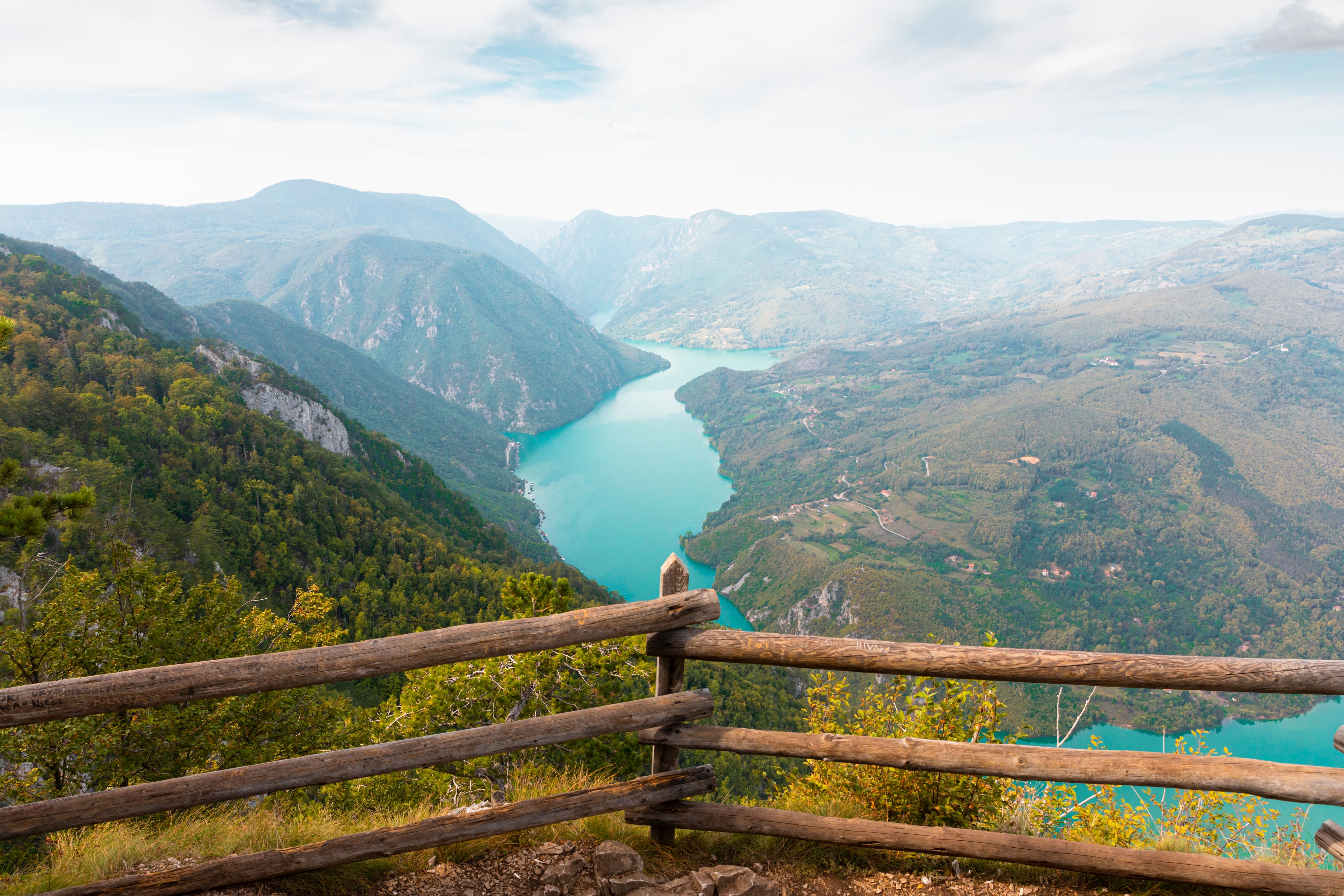 Gebirge und Wasser: Im Tara Nationalpark in Serbien erwarten dich spektakuläre Outdoor-Erlebnisse und Ausblicke.