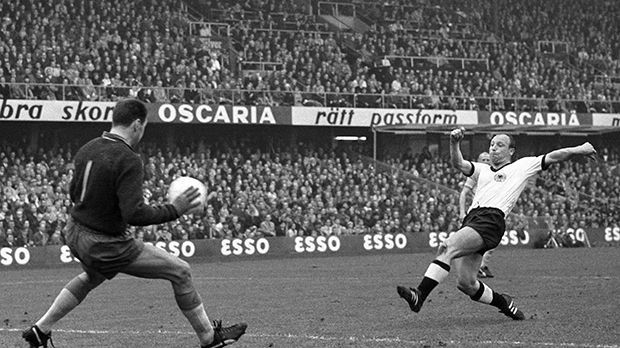 
                <strong>Qualifikation zur WM 1966</strong><br>
                Qualifikation zur WM 1966: Deutschland, Schweden und Zypern trafen in der Quali-Gruppe 2 aufeinander. Da Zypern von Deutschland und Schweden bezwungen worden war, musste für die Nationalelf ein Sieg gegen Schweden her. Das Hinspiel endete 1:1. Am 26.09.1964 erzielte Uwe Seeler in der zweiten Hälfte das entscheidende Tor zum 2:1.
              