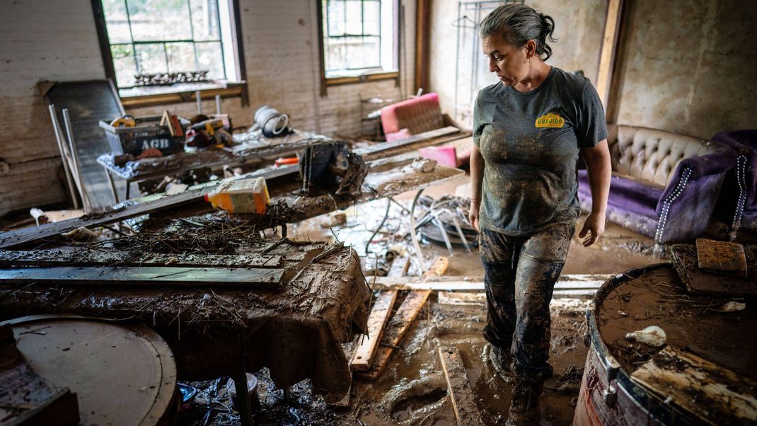 Schlamm und Chaos im Wohnzimmer dieser Anwohnerin aus Nashville.