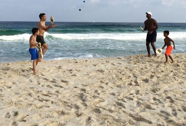 
                <strong>Vater-Sohn-Tag</strong><br>
                Eine kurze Auszeit vom WM-Trubel - Robin van Persie genießt die Zeit mit seinem Sohn und dem niederländischen Co-Trainer Patrick Kluivert. 
              