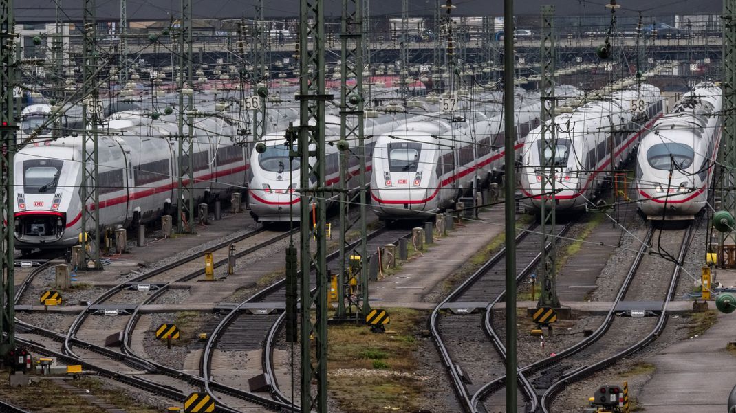 Die Bahn muss pünktlicher werden - Verkehrsminister Wissing hat dazu ein Sanierungsprogramm vorgelegt.