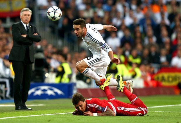 
                <strong>Real Madrid - Bayern München 1:0</strong><br>
                Legen die Bayern eine Bruchlandung hin? Der glücklose Mandzukic geht zumindest im Zweikampf mit dem früheren Leverkusener Daniel Carvajal zu Boden.
              