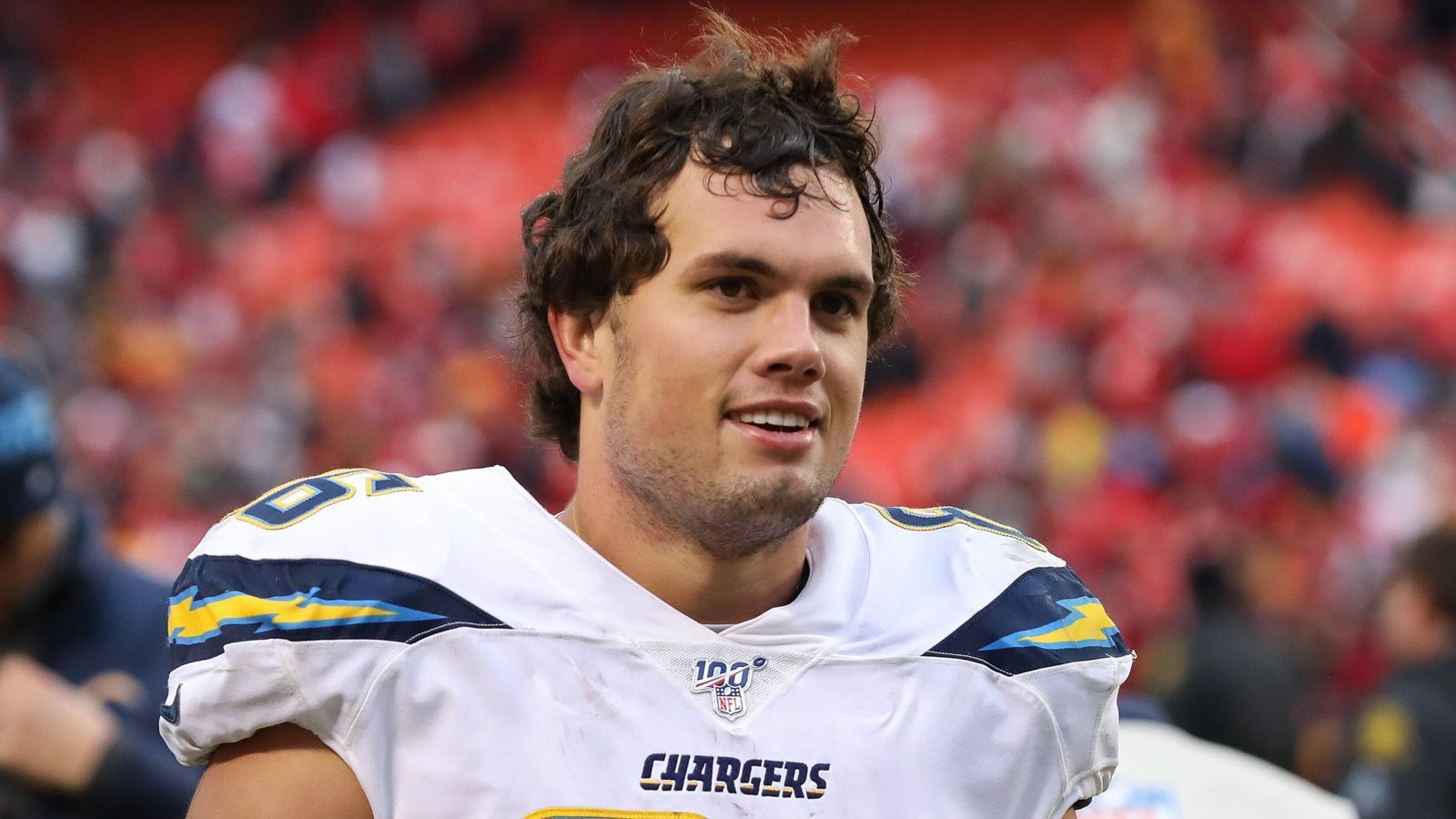 
                <strong>7. Hunter Henry (New England Patriots)</strong><br>
                Hunter Henry ist ein weiterer Neuzugang der New England Patriots. Der 26-Jährige unterzeichnete im März einen Dreijahres-Vertrag über 37,5 Millionen US-Dollar. Dafür bekommt Bill Belichick einen Tight End, der in seinen fünf Jahren NFL zwar Verletzungsprobleme hatte, dafür aber in der Saison 2020 mit 60 Catches, 613 Receiving-Yards und vier Touchdowns sehr effektiv gewesen ist.
              