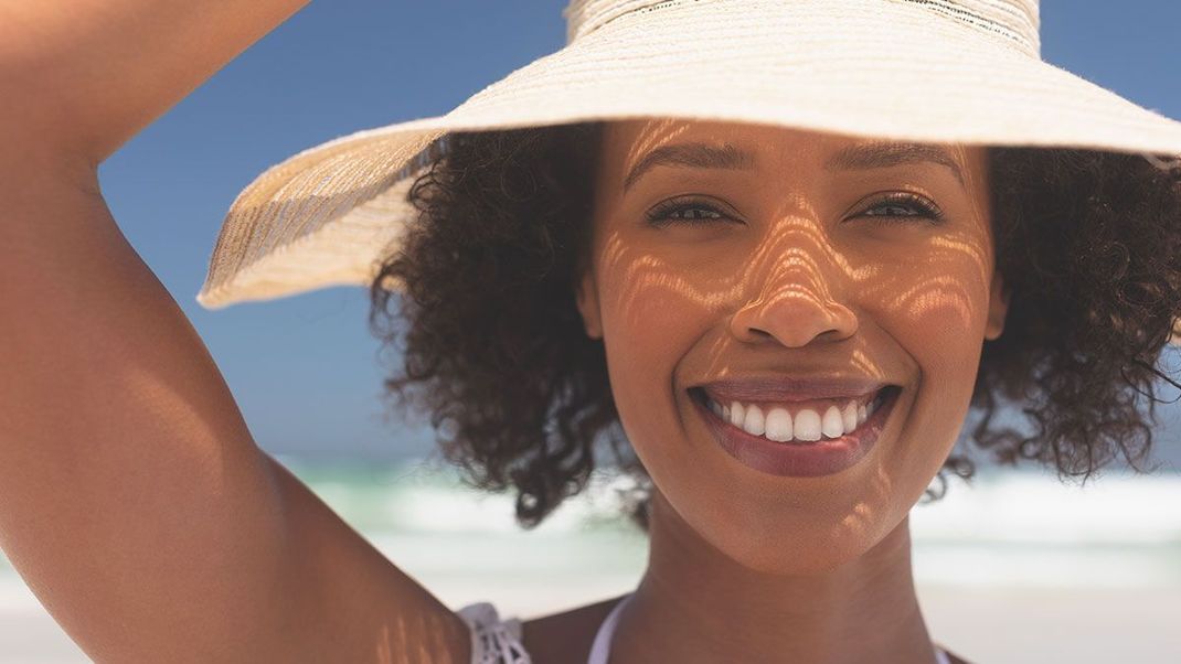 Eine kühlende Wirkung und bietet eine feuchtigkeitsspendende Pflege – unsere Empfehlung nach dem Strandbesuch: Reichlich After Sun Lotion verwenden!