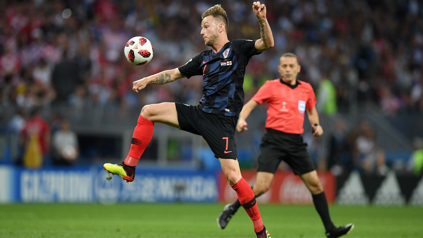 
                <strong>Ivan Rakitic (Kroatien)</strong><br>
                Der Mittelfeldspieler des FC Barcelona ist weitgehend abgemeldet und kann kaum Akzente setzen. In der 90. Minute bringt er seine Mannschaft mit einem Foul an Rashford und dem daraus resultierenden Freistoß nochmal in Bedrängnis, was aber ohne Folgen bleibt. Insgesamt ein eher unglücklicher Auftritt. ran-Note: 
              