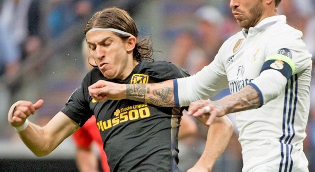 
                <strong>Filipe Luis (Atletico Madrid)</strong><br>
                Auf dem Papier heißt sein Gegenspieler Isco, auf dem Feld sieht sich Filipe Luis aber vor allem Carvajal gegenüber, so stark drückt Real zu Beginn. Der Linksverteidiger von Atletico macht es aber gut, über seine Seite laufen weitaus weniger gefährliche Angriffe als über rechts. Zudem ist Luis auch vorne immer wieder mit dabei. Nach Seitenwechsel der Bruch. Zwischen der 70. und 73. Minute tritt der Linksfuß alles um, was sich bewegt, und hat Glück, dass er nicht Gelb sieht. Vor dem 0:2 ist Luis zu weit von Ronaldo entfernt - oder er glaubt zumindest, er kommt vorher an den Ball. Kommt er nicht. Beim 0:3 lässt er sich von Vasquez überlaufen, der auf CR7 zurücklegt - 0:3. ran-Note: 4
              