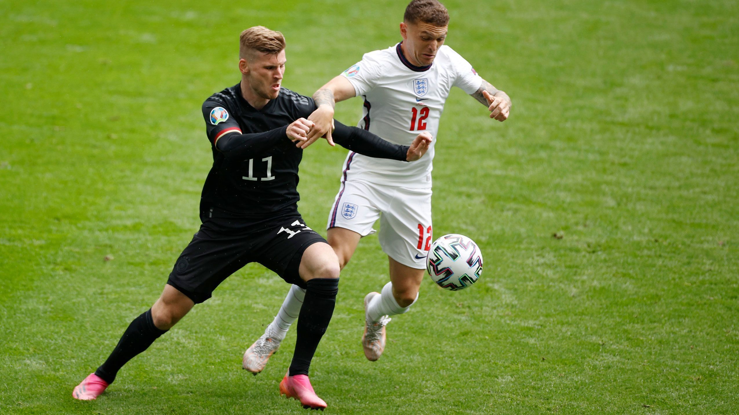 
                <strong>Timo Werner (Deutschland)</strong><br>
                Mehrmals wird der pfeilschnelle Wahl-Londoner zu steil geschickt. Insgesamt findet Werner kaum Bindung zum Spiel, weil es allgemein an Tiefe mangelt. Dann bietet sich ihm die dicke Chance auf Pass von Havertz, doch er bringt den Ball nicht an Pickford vorbei. Danach hängt der Ex-Leipziger wieder in der Luft. Muss Mitte der zweiten Hälfte für Gnabry weichen. ran-Note: 5
              