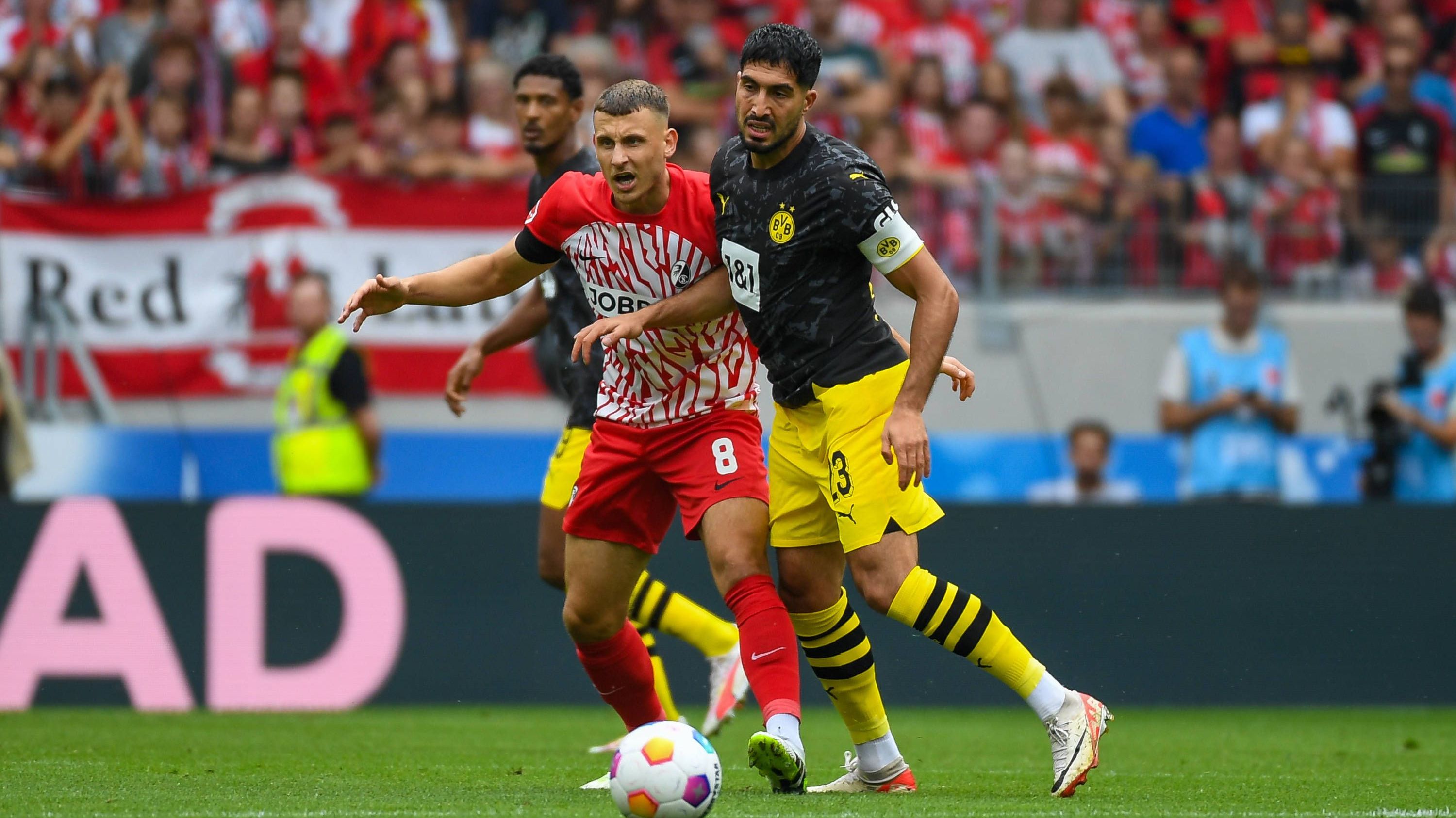 <strong>Emre Can</strong><br>Strahlt nach seinem starken Länderspiel gegen Frankreich Selbstbewusstsein aus. Nimmt die Rolle als Taktgeber an, im Passspiel teilweise aber sehr schlampig. Defensiv meist achtsam und kontrolliert, aber auch mit dem einen oder anderen Ballverlust. <strong>ran-Note: 3</strong>