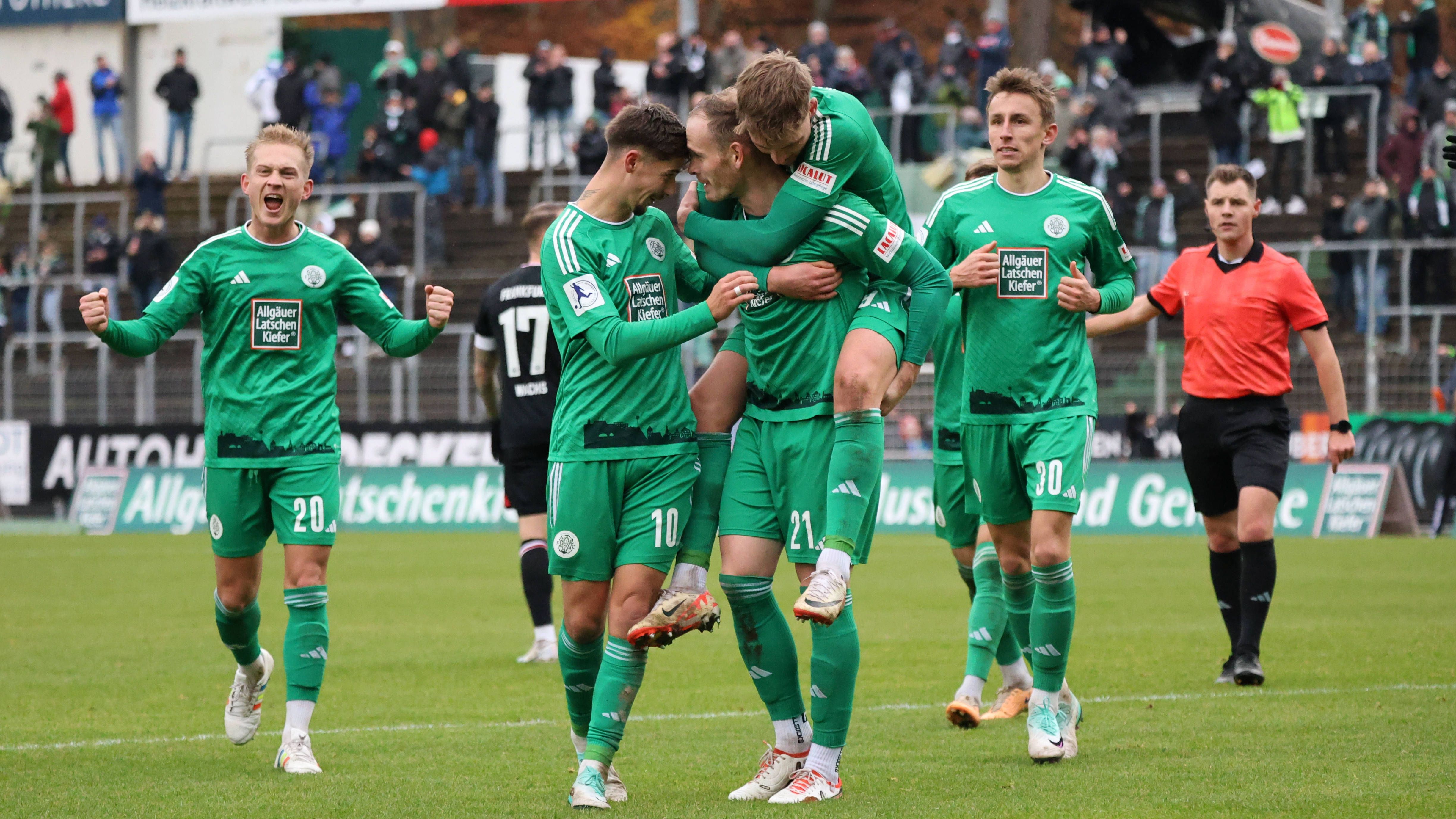 <strong>FC 08 Homburg - FC St. Pauli</strong><br>Zwar sind die Saarländer auch in der Liga gut drauf und führen die Regionalliga Südwest als Spitzenreiter an. Doch Zweitliga-Primus St. Pauli macht die Partie zum Duell der Erstplatzierten. <strong><em>ran</em>-Prognose:</strong> St. Pauli ist zu abgezockt. Der Homburger Lauf endet gegen die Hamburger, die Überraschung bleibt aus.