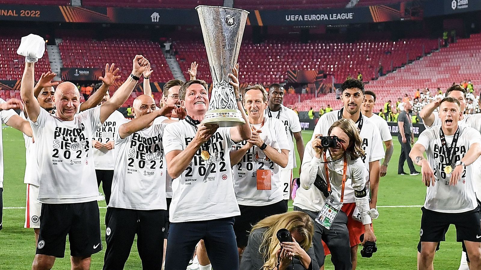 
                <strong>Eintracht Frankfurt</strong><br>
                In der Bundesliga landete Frankfurt zwar nur auf Platz elf, aber international schrieben die Hessen mit dem Gewinn der Europa League Geschichte. Dadurch darf Trainer Oliver Glasner mit seinem Team erstmals in Frankfurts Vereinsgeschichte an der Champions League teilnehmen. &#x2022; Zugänge: Mario Götze (PSV Eindhoven), Randal Kolo Muani (FC Nantes), Kristijan Jakic (nach Leihe, Dinamo Zagreb), Jerome Onguene (RB Salzburg), Lucas Alario (Bayer Leverkusen), Aurelio Buta (Royal Antwerpen), Faride Alidou (Hamburger SV), Hrvoje Smolcic (HNK Rijeka), Luka Pellegrini (Leihe, Juventus Turin)<br>&#x2022; Abgänge: Erik Durm (1. FC Kaiserslautern), Dominik Kohr, Danny da Costa und Aymen Barkok (alle Mainz 05), Stefan Ilsanker (Genua CFC), Martin Hinteregger (Karriereende), Steven Zuber (AEK Athen), Filip Kostic (Juventus Turin), Rodrigo Zalazar (nach Leihe, FC Schalke 04), Goncalo Paciencia (Celtca Vigo), Jens Petter Hauge (Leihe, KAA Gent), Antonio Foti (Leihe, Hannover 96), Ali Akman (Leihe, Göztepe), Ragnar Ache (Leihe, Greuther Fürth)<br>Baustellen: Mario Götze ist der Königstransfer der Eintracht. Dennoch schmerzt der Abgang von Top-Vorlagengeber Filip Kostic sehr, ein Ersatz muss her, auch wenn der Serbe wohl kaum eins zu eins ersetzt werden kann. Als weitere vielseitige Alternative für das Mittelfeld wird PSG-Juwel Junior Dina Ebimbe gehandelt. Zudem sorgen Gerüchte um Evan N'Dicka für Unruhe am Main. Der zunächst gute und ruhige Transfersommer könnte unruhig enden, auch wenn die Eintracht mit Alario, Buta und Kolo Muani auf jeden Fall für die Dreifach-Belastung bereits frühzeitig vorsorgte. 
              