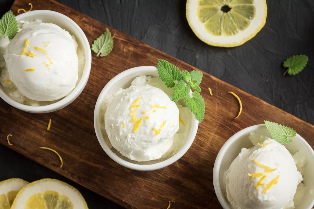 Sauer macht happy: Selbstgemachtes zuckerfreies Zitronen-Joghurt-Eis. Die Idee zu diesem Rezept ist inspiriert von thesugarfreediva.com. 