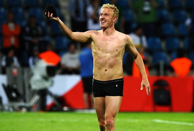 
                <strong>Mike Hanke</strong><br>
                Nach dem Relegations-Erfolg seiner Gladbacher gegen Bochum 2011 gab es für Mike Hanke kein Halten mehr: Er ließ alle Hüllen fallen - bis auf seine schwarze Unterhose.
              