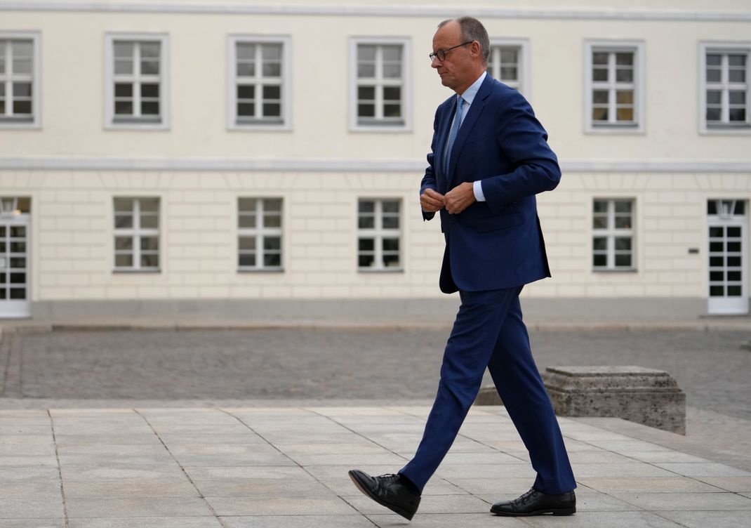 Friedrich Merz kommt zum Treffen am Schloss Bellevue an.