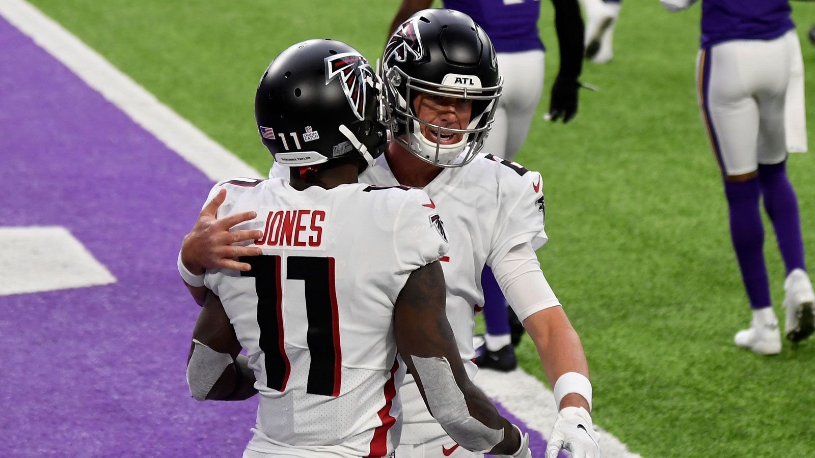 
                <strong>Atlanta Falcons</strong><br>
                Die Atlanta Falcons stehen nach der Entlassung von Head Coach Dan Quinn und General Manager Thomas Dimitroff vor einem Neuanfang. Dem könnten Quarterback Matt Ryan (re.) und Wide Receiver Julio Jones (li.) zum Opfer fallen, die beiden Routiniers sind schon jenseits der 30 und für einen Rebuild daher zu alt. Das Problem sind aber die teuren Verträge, die beide eigentlich untradebar machen. Wahrscheinlicher ist es, dass Defensive End Takkarist McKinley die Franchise noch verlässt. Gegen die Panthers stand er nicht im Kader, was einige Experte als Indiz für einen Trade sehen.
              