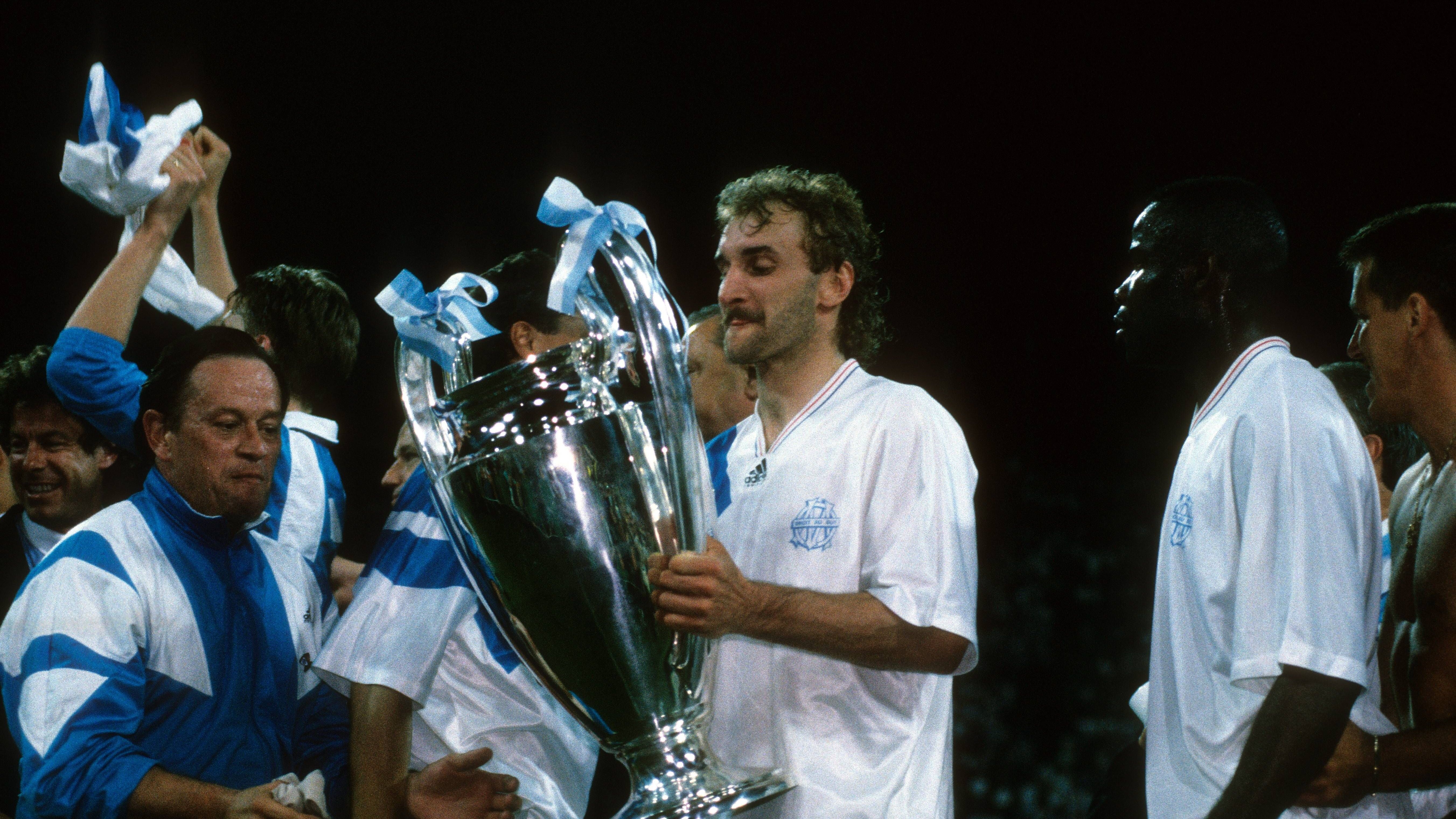 <strong>Zwei Ligen starten</strong><br>Zwei nicht ganz unbedeutende Ligen erlebten 1992 den Startschuss. Zum einen ging die neu gegründete Premier League in England in ihre erste Saison. Und auch die Champions League startete ihren Spielbetrieb. Am Ende jubelte Rudi Völler mit Olympique Marseille über den Titelgewinn.