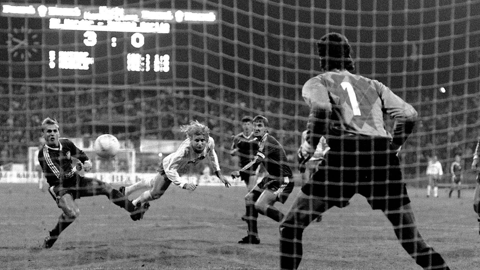 
                <strong>1988/1989: Werder gegen Dynamo Berlin (0:3, 5:0)</strong><br>
                Werder ist zum zweiten Mal in der Vereinsgeschichte Deutscher Meister und entsprechend motiviert, was den Europapokal der Landesmeister angeht. Doch der erste Auftritt am 6. September 1988 geht in die Hose. Thomas Doll, Andreas Thom und Frank Pastor treffen für den DDR-Rekordmeister, für den "Stasi-Klub" um den Vorsitzenden Erich Mielke, der ein 3:0 vorlegt. Die Marschroute für das Rückspiel, das wegen Olympia erst fünf Wochen später stattfindet: "Wir wollten Fußballdeutschland zeigen: Wir sind die Besseren. Und wir sind nicht die Deppen der Nation", sagte der damalige Manager Willi Lemke heute.
              