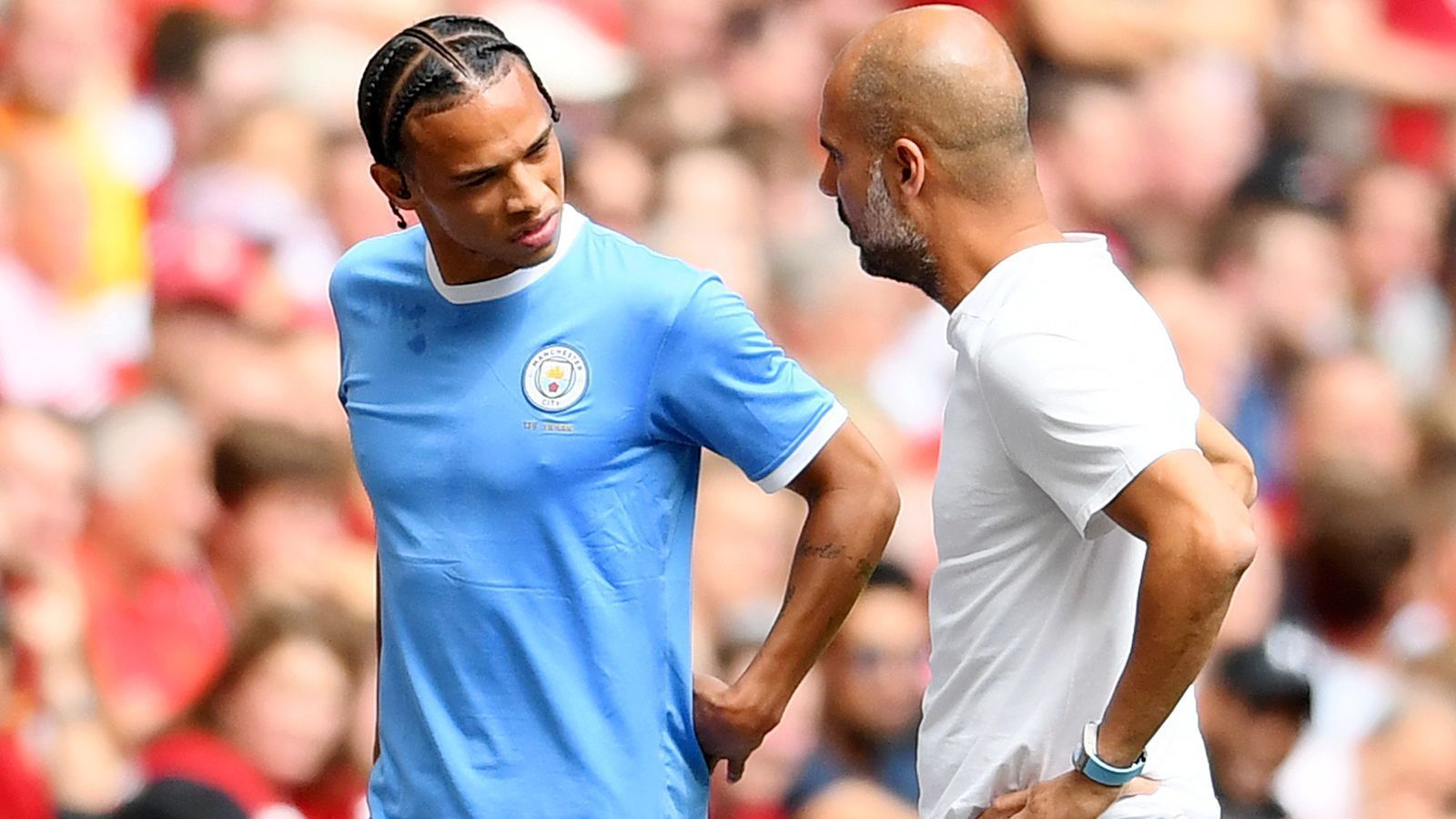 
                <strong>Leroy Sane gegen Liverpool</strong><br>
                Sane selbst wirkte geknickt. Eine genaue Diagnose steht derzeit noch aus. Immerhin: Nachdem City das Spiel letztlich im Elfmeterschießen gewonnen hatte, kam Sane mit bandagiertem rechten Knie humpelnd in den Stadioninnenraum zurück, um mit seinen Teamkollegen zu feiern. Ein Sprecher von Manchester City erklärte "Talksport", dass Sanes Auswechslung eine Vorsichtsmaßnahme war. Auch Guardiola gab auf der Pressekonferenz nach dem Spiel zumindest vorsichtig Entwarnung: "Ich glaube, dass es nicht so schlimm ist. Ich glaube, es geht ihm gut."
              