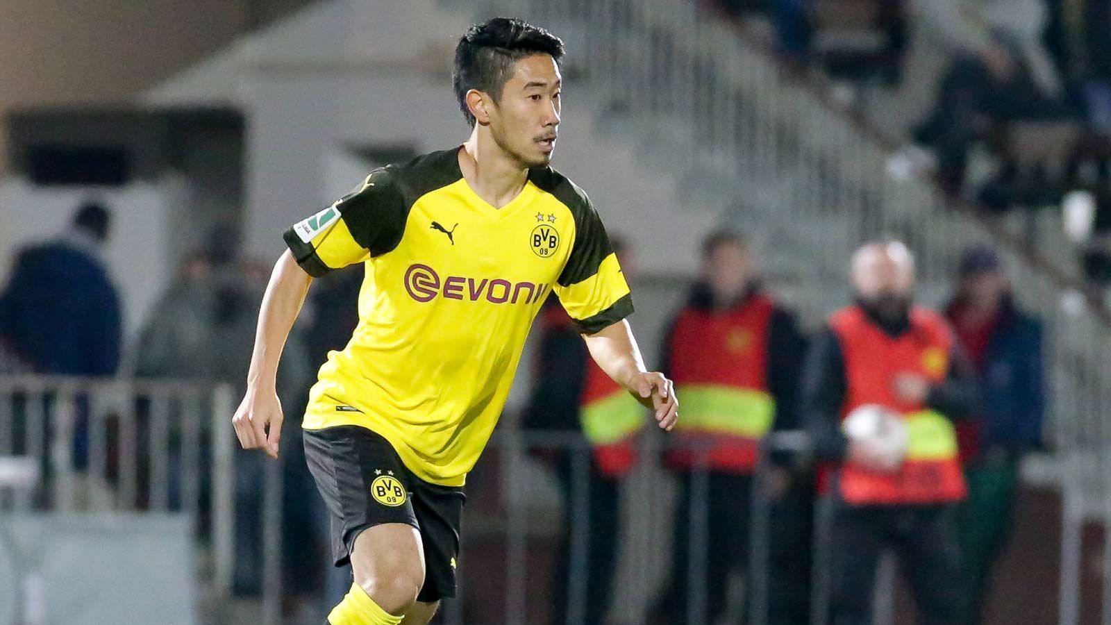 
                <strong>Shinji Kagawa (Borussia Dortmund)</strong><br>
                Der japanische Mittelfeldspieler hingegen zeigte seine Leistung schon für die erste Mannschaft von Borussia Dortmund. Doch eine Verletzung warf ihn wieder zurück. Seit Ende September hat Shinji Kagawa kein Pflichtspiel mehr für die Profis von Dortmund absolviert. Die Sprunggelenksprobleme sind aber scheinbar auskuriert und damit dient die zweite Mannschaft für den 29-Jährigen zum Sammeln von Spielpraxis. Beim 5:0-Sieg gegen Rot-Weiß Essen gab der Japaner alle fünf Assists vor den Toren.
              