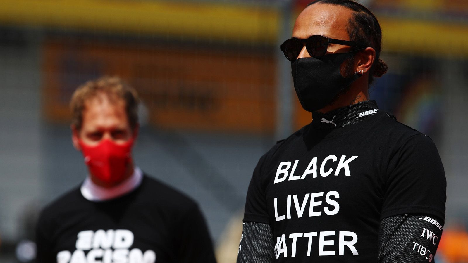 
                <strong>"Black Lives Matter"</strong><br>
                Natürlich ist Hamilton auch politisch engagiert, nach dem Tod von George Floyd und der "Black Lives Matter"-Bewegung noch deutlicher und lauter als früher. Er macht sich für Proteste im Rahmen der Formel 1 stark und kritisiert, dass immer noch zu wenig getan werde. Hamilton weiß, dass er in dem Zusammenhang als einziger schwarzer Fahrer in der Formel 1 eine starke Stimme besitzt und nutzt diese auch.
              