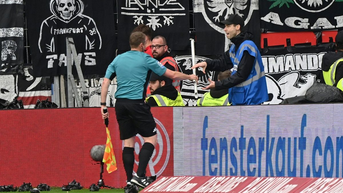 Linienrichter Wessel räumt eine Stange weg
