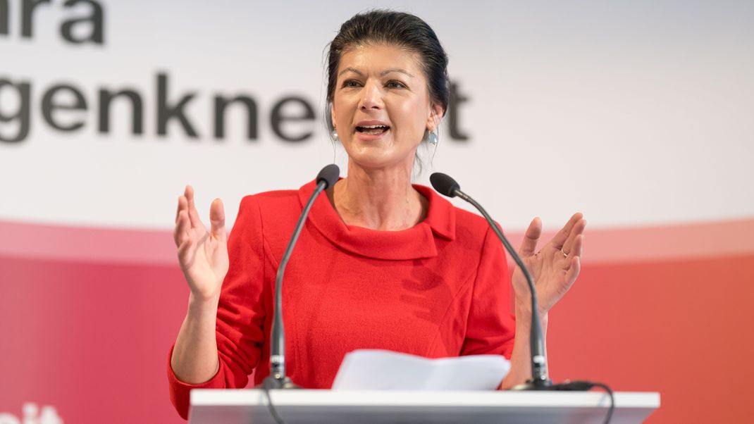 Sahra Wagenknecht geht während des ersten Politischen Aschermittwochs ihrer Partei BSW mit der Ampel-Regierung hart ins Gericht.