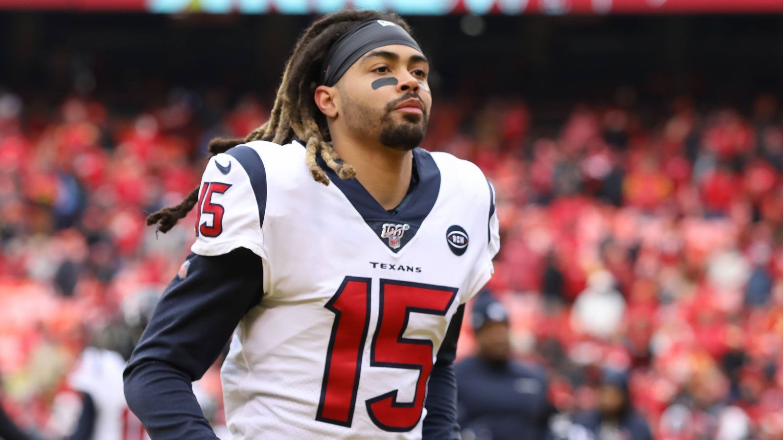 
                <strong>Verlierer: Will Fuller (Houston Texans)</strong><br>
                Wochenlang schien ein Trade für Will Fuller beschlossene Sache zu sein, am Ende der Deadline blieb der Receiver dann doch bei den Houston Texans. Ähnlich wie die Patriots wurde bei den Texans über einen Großverkauf spekuliert, besonders das Receiver-Korps sollte ausgedünnt werden. Selbst Fuller, der am Deadline-Tag seine Ungeduld auf Twitter äußerte, schien fest mit einem Wechsel zu rechnen. Der Vertrag des Erstrundenpicks aus dem Jahr 2016 läuft nach dieser Saison aus, sodass er im Frühjahr wahrscheinlich als Free Agent ein neues Team für sich aussuchen kann.
              