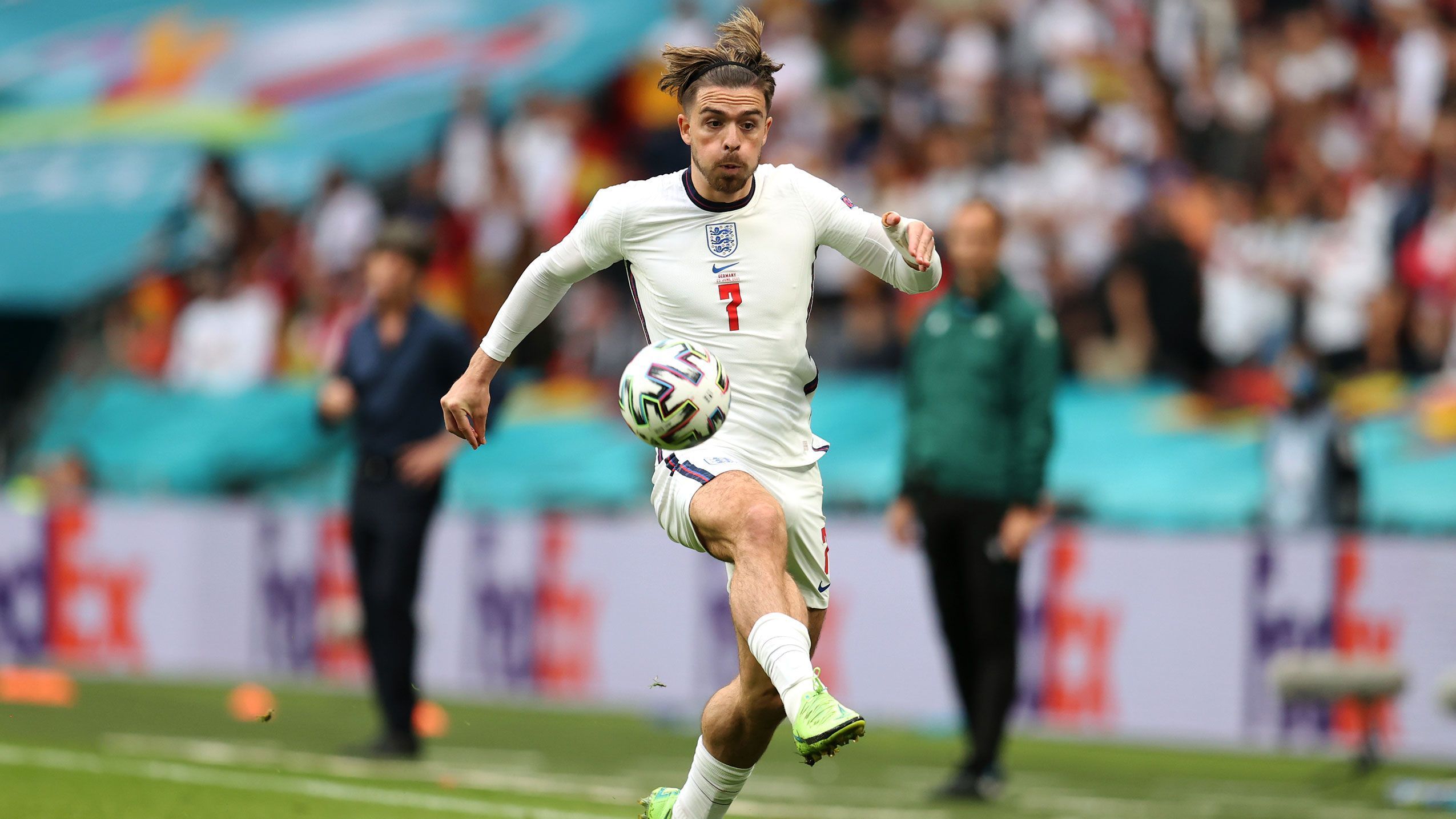 
                <strong>Jack Grealish (England)</strong><br>
                Kommt nach 69 Minuten für Saka in die Partie. Leitet mit seinem Pass auf Shaw die englische Führung ein und zeigt damit sein enormes Potenzial. Auch beim zweiten englischen Treffer ist er entscheidend beteiligt, als er von der linken Seite auf Kanes Kopf flankt. Seine Einwechslung ist Gold wert aus englischer Sicht. ran-Note: 1
              