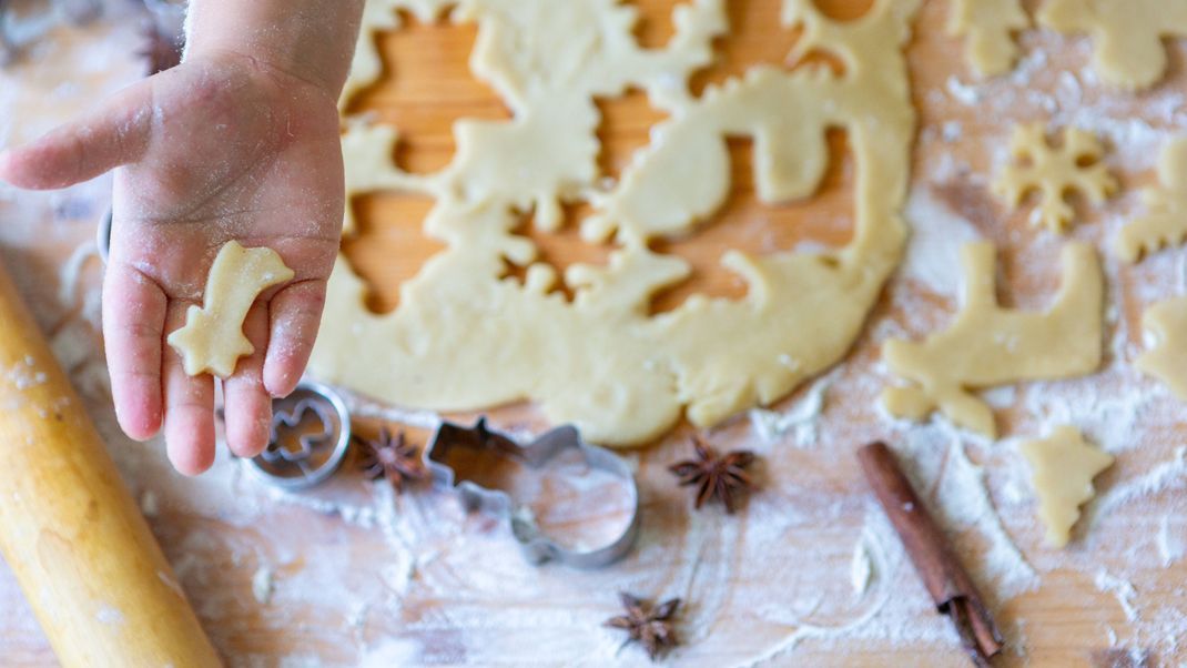 Plätzchenteig kann schädliche Keime enthalten - darum solltest du ihn besser nicht roh essen.