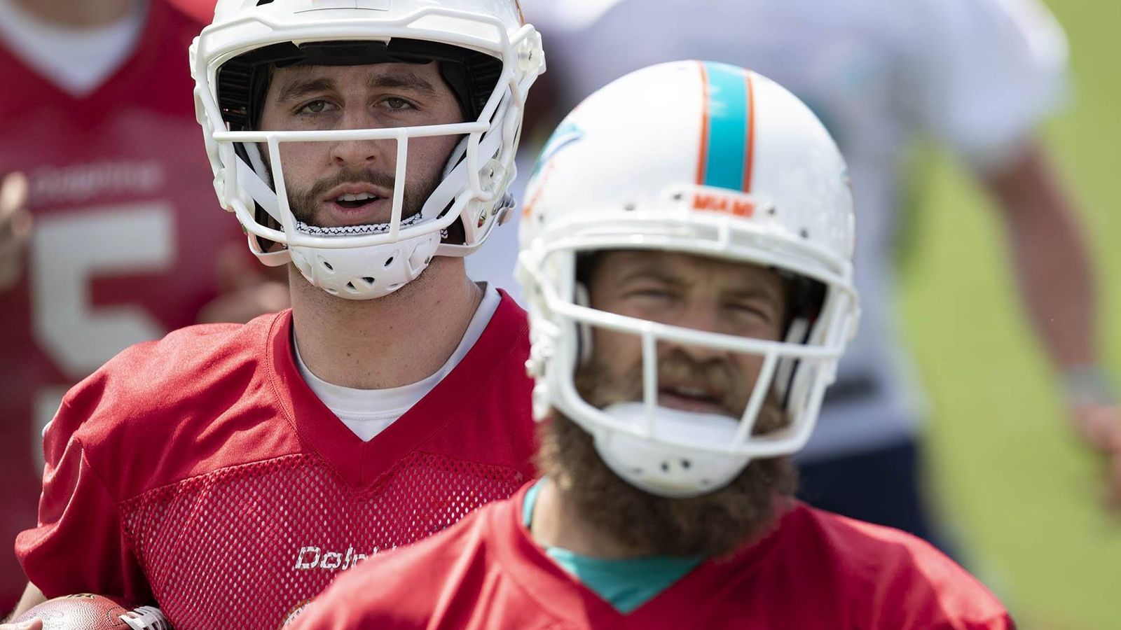 
                <strong>Josh Rosen vs. Ryan Fitzpatrick</strong><br>
                Das wohl heißeste Quarterback-Duell steigt bei den Dolphins, und "Fitzmagic" hat aktuell die Nase vorne. Der Routinier hat sich gegenüber dem letztjährigen Nummer-zehn-Pick einen Vorteil erarbeitet. Das könne sich aber jederzeit ändern, sagte Head Coach Brian Flores. So hält man die Spannung hoch.
              