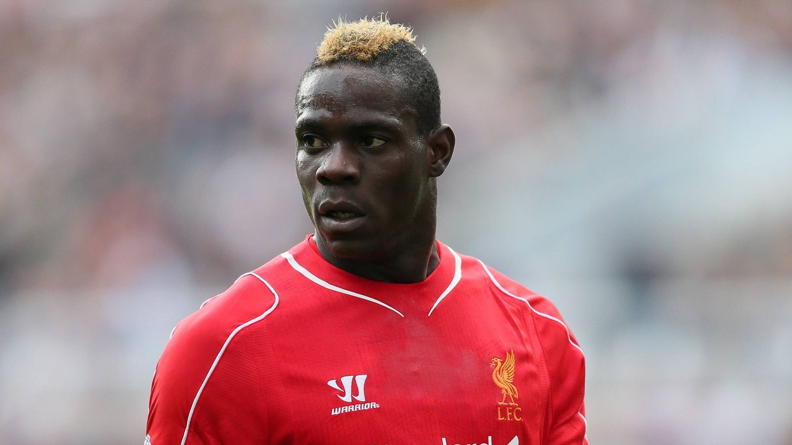 
                <strong>Mario Balotelli (ehemals FC Liverpool)</strong><br>
                Das "Enfant terrible" Mario Balotelli spielt inzwischen bei OGC Nizza, doch laut der Enthüllungsplattform "Football Leaks" hatte der Italiener nach seinem Wechsel zum FC Liverpool 2014 in seinem Vertrag ein paar verrückte Klauseln. Zum Beispiel: "Der Klub besteht darauf, dass sich der Spieler in einer dem Verein Liverpool entsprechenden Art und Weise zu verhalten hat", hieß es in einer Klausel. So weit, so gut. Es kommt aber noch besser ...
              