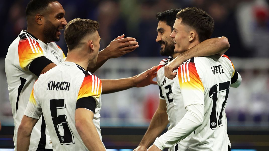 23.03.2024, Lyon: Florian Wirtz (rechts) jubelt mit den Teamkollegen Jonathan Tah, Joshua Kimmich und Ilkay Gündogan nach seinem Blitztor in der 8. Sekunde beim Länderspiel gegen Frankreich.