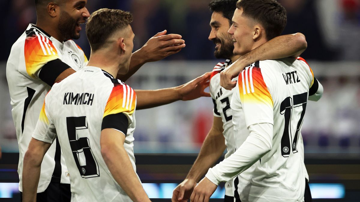 23.03.2024, Lyon: Florian Wirtz (rechts) jubelt mit den Teamkollegen Jonathan Tah, Joshua Kimmich und Ilkay Gündogan nach seinem Blitztor in der 8. Sekunde beim Länderspiel gegen Frankreich.