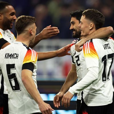 23.03.2024, Lyon: Florian Wirtz (rechts) jubelt mit den Teamkollegen Jonathan Tah, Joshua Kimmich und Ilkay Gündogan nach seinem Blitztor in der 8. Sekunde beim Länderspiel gegen Frankreich.