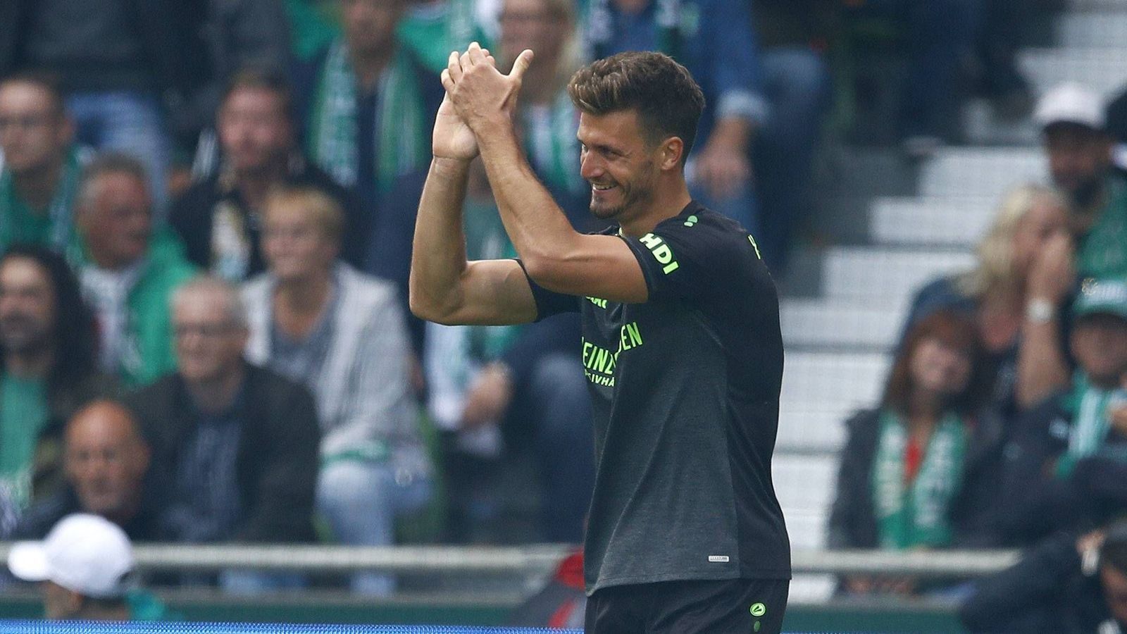 
                <strong>Hendrik Weydandt (Hannover 96)</strong><br>
                Bis 2014 spielte Hendrik Weydandt noch in der 2. Kreisklasse Hannover für den TSV Groß Munzel. Der kleine Verein aus Barsighausen bekommt jetzt als früherer Heimatverein des Bundesliga-Shootingstars rund 60.000 Euro Ausbildungsentschädigung, nachdem der 23-Jährige bei 96 mit einem Profivertrag ausgestattet wurde. Auch Weydandts letzter Club vor dem Wechsel nach Hannover, der 1. FC Germania Egestorf-Langreder aus der Regionalliga Nord, erhält immerhin noch 21.600 Euro.
              
