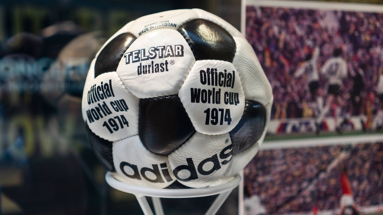 
                <strong>WM 1974 in Deutschland: Telstar Durlast</strong><br>
                Auch bei der Weltmeisterschaft im Jahre 1974 in Deutschland wurde wieder wie vier Jahre zuvor mit dem – nur minimal weiterentwickelten – Telstar Durlast gespielt. Der Ball verdankte seinen Namen dem Satelliten "Telstar", aufgrund der ähnlichen Form und der ähnlich angeordneten Solarmodule.   
              