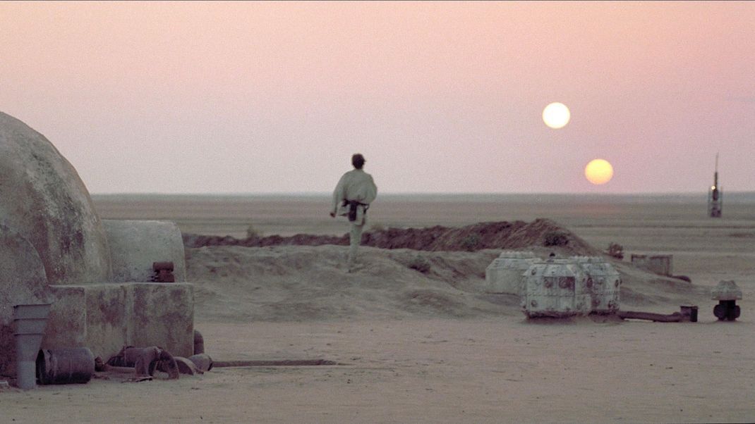 In "Star Wars" verändert sich die Position der beiden Sonnen von Tatooine plötzlich, als Luke Skywalker den Horizont betrachtet.