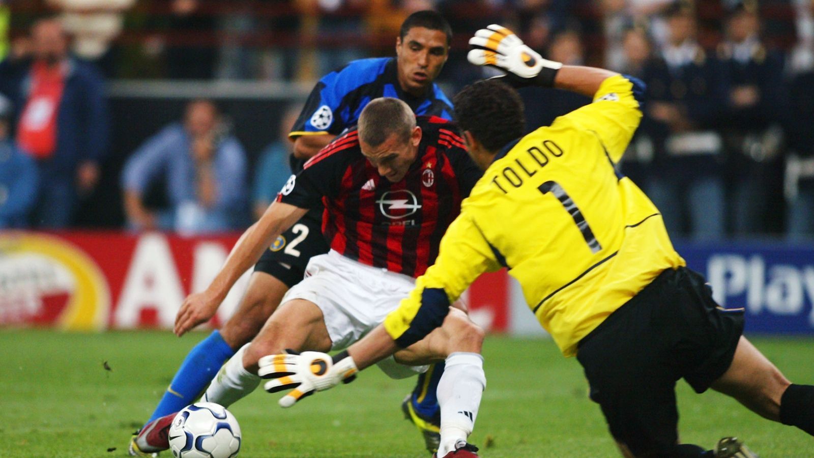 
                <strong>Inter Mailand - AC Mailand (Saison 2002/03)</strong><br>
                Im Champions-League-Halbfinale der Saison 2002/03 trafen die Mailänder Klubs Inter und AC aufeinander. Milan setzte sich dank der Auswärts-Torregel durch. Nach einem torlosen Remis im Hinspiel mit Heimrecht des AC gab es im Rückspiel ein 1:1-Unentschieden, wodurch die Rossoneri sich behaupteten. Der damalige AC-Stürmerstar Andriy Shevchenko (Bild) brachte die "Gäste" im Rückspiel zwischenzeitlich in Führung, ehe Inter noch ausgleichen konnte. Wenige Wochen später konnte sich der AC Mailand auch noch den Henkelpott in einem weiteren, rein italienischen Duell sichern. Im Elfmeterschießen triumphierten die Mailänder damals gegen Juventus Turin. 
              