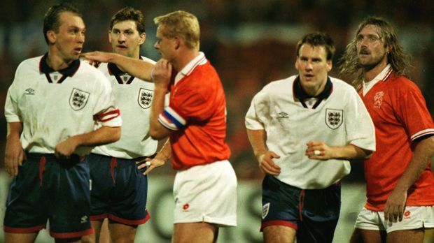 
                <strong>1994 England</strong><br>
                England - WM 1994: Nach 1974 erwischt es wieder England, obwohl sich aus jeder Gruppe zwei Teams qualifizieren. Doch die Niederlande und Norwegen sind für die Three Lions zu stark. Nach dem 0:2 gegen Oranje steht vor allem Schiedsrichter Karl-Josef Assenmacher in der Kritik. Er hatte den Engländern angeblich einen Elfmeter verweigert.
              