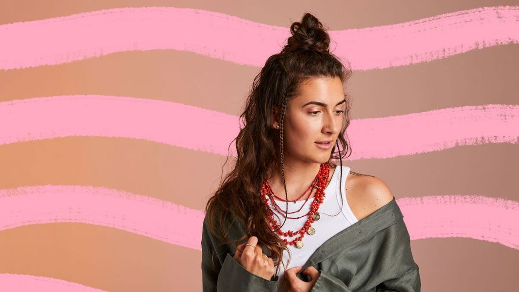 Die perfekte Mischung aus super sportlich und super sexy – wie gefällt euch der edgy Style mit Half Bun, verspielten Mini Braids und sonnengeküsstem Make-up von Kiara?