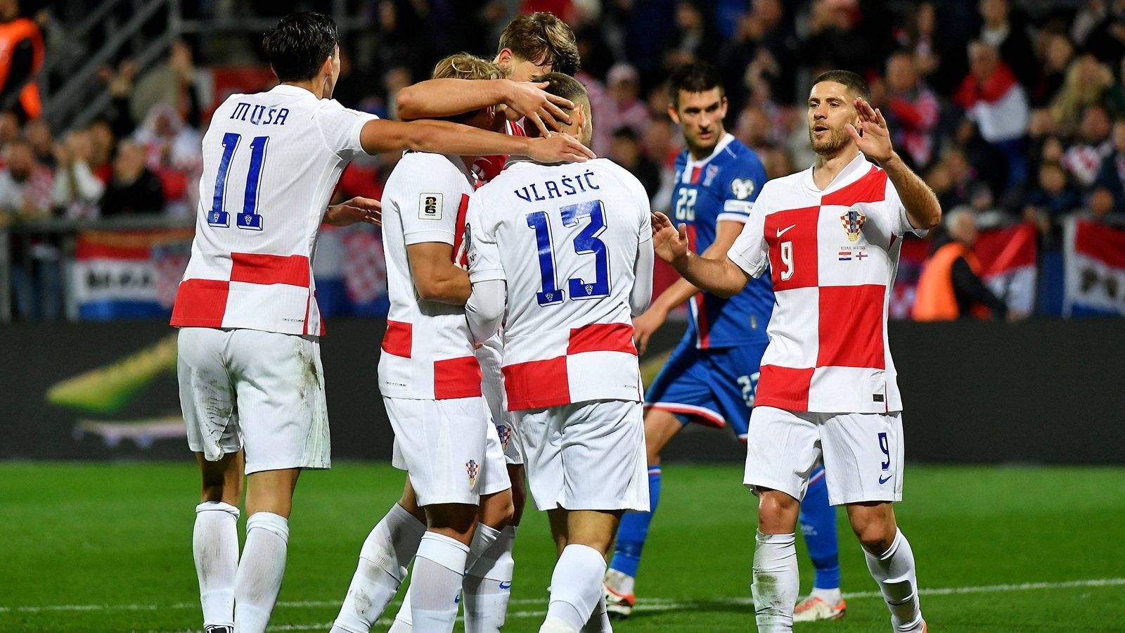 <strong>Kroatien</strong><br>Durch einen 3:1-Heimsieg gegen die Färöer hat sich Kroatien einen Spieltag vor dem Ende der WM-Qualifikation für die Endrunde 2026 qualifizieren können. Damit sind die Kroaten um Hoffenheim-Star Andrej Kramaric (re.) in Gruppe L mit 19 Punkten nicht mehr von Platz 1 zu verdrängen.