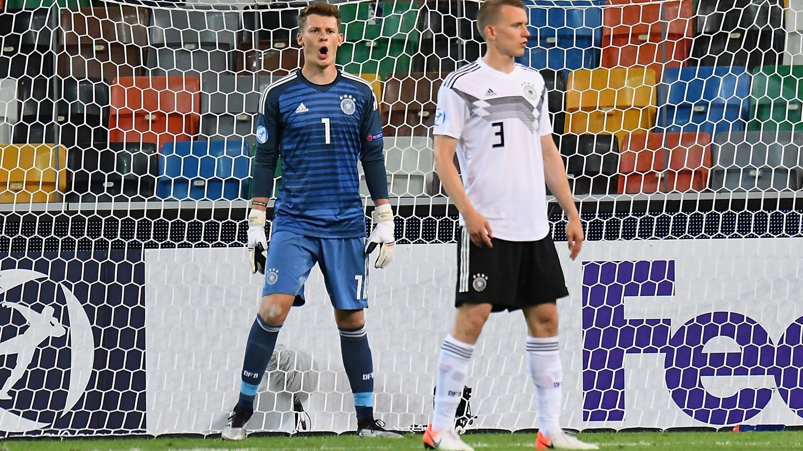 
                <strong>Alexander Nübel</strong><br>
                In der einseitigen Partie rückt der Keeper von Schalke 04 kaum in den Blickpunkt. Erstmals muss er nach einer flachen Hereingabe von Radonjic eingreifen. Deutlich gefährlicher wird es bei Jovics Drehschuss, den Nübel klasse um den Pfosten dreht. Doch auch diesmal muss er sich per Elfer überwinden lassen - diesmal von Zivkovic. ran-Note: 2
              