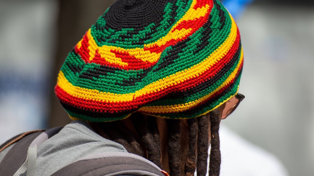Ein typisches Rastafari-Outfit mit Dreadlocks und Wollmütze in den symbolischen Farben.