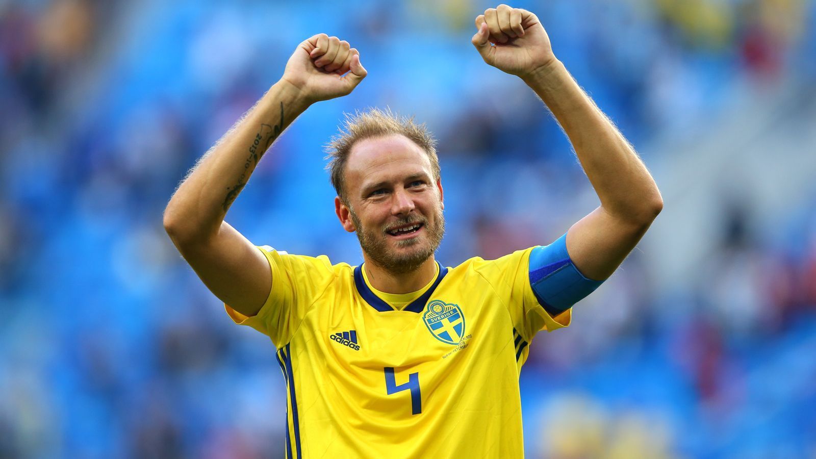 
                <strong>Andreas Granqvist (Schweden)</strong><br>
                Dass Andreas Granqvist in dieser Elf auftaucht, hat drei Gründe. Zum einen blieb der schwedische Abwehrchef beim Team, obwohl seine Frau zu Hause die gemeinsame Tochter zur Welt brachte (seine bessere Hälfte hat sich dafür ausgesprochen). Zum anderen wollen wir uns mit dem 33-Jährigen solidarisieren, weil wir die FIFA-Strafe über 100.000 Euro für das Tragen "falscher Socken" schlichtweg hirnrissig finden. Vor allem aber war Granqvist Kapitän einer Mannschaft, die sich nach den rassistischen Anfeindungen und Morddrohungen gegen Jimmy Durmaz geschlossen hinter ihren Teamkameraden stellte und so ein starkes Signal in die Welt sendete. Wenn das nicht genügt, wissen wir auch nicht.
              