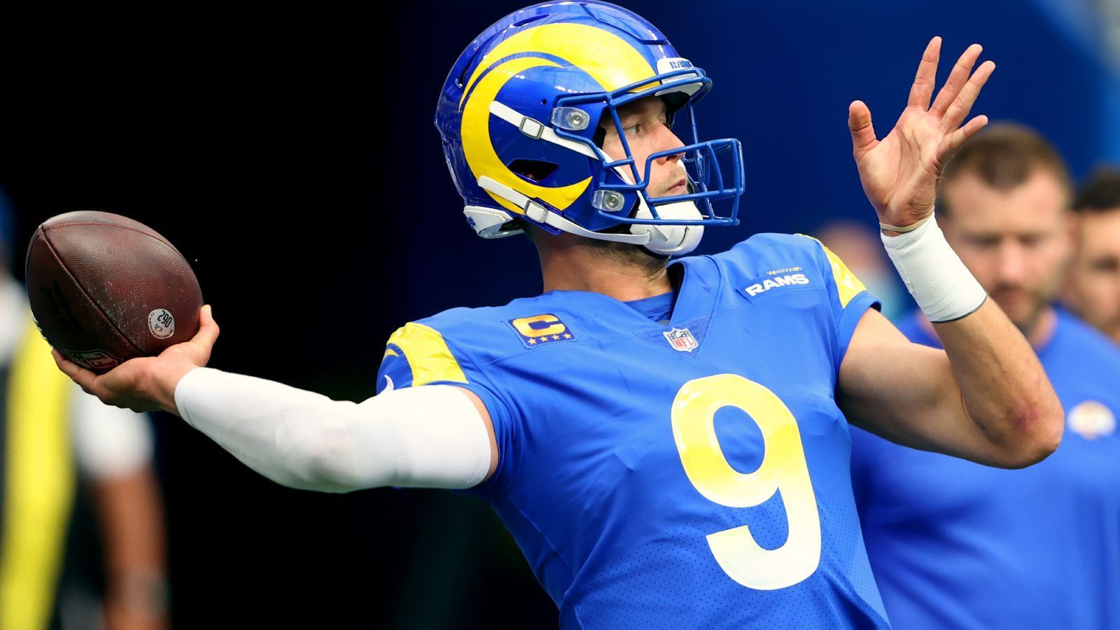 
                <strong>Platz 8: Matthew Stafford (Los Angeles Rams)</strong><br>
                Es ist eine Achterbahnfahrt mit Matthew Stafford. Die Statistiken lesen sich hervorragend: 2.771 Passing Yards sind Top-Wert in der NFL, mit 23 Passing Touchdowns hat nur Tom Brady mehr Scores auf dem Konto. Doch gerade gegen die Tennessee Titans hat Stafford eindrucksvoll gezeigt, dass er mit wilden Entscheidungen ein Spiel auch schnell wegwerfen kann. Der Rams-Star erlaubt sich zu viele Ungenauigkeiten, fehlende Konstanz prägt das Spiel des einstigen Nummer-1-Picks. Aufgrund seiner statistisch guten Saison kommt Stafford in der öffentlichen Wahrnehmung besser weg, als es sein Quarterback-Play eigentlich erlauben würde.
              